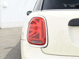 保証期間中にトラブルが発生した際は、24時間フリーダイヤルでオペレーターが対応致します。応急処置方法のみならず、出張修理やレッカー搬送などの手配、お客様の代替交通手段やホテルの確保を行います。