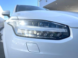 【LEDヘッドライト】明るく眩しいハイビームを先行車や対向車に照射しないオートハイビームを備えたLEDヘッドライト。北欧神話に登場するトールハンマーをモチーフにした、一目でボルボとわかるデザイン。