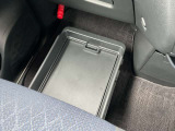 助手席シート下に引き出し式の収納ボックスが備わってます。車検証等を収納するのに便利です。