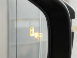 ブラインドスポットモニター装備。隣車線を走る車両を検知。ドアミラーでは確認しにくい後方、側方エリアに存在する車両や急接近してくる車両も検知しドアミラーに搭載されたLEDインジケーターが点灯します。
