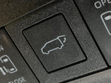 【パワーバックドア】スマートキーや運転席のボタンを押すだけでリアゲートが自動で開閉します!荷物を持っている時や、高い位置にあるバックドアを閉める際に便利な機能です♪