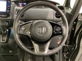 ハンドルにHondaセンシング系のクルーズコントロールやレーンキープアシストなどのスイッチと、オーディオの操作スイッチが装備されています。ハンドルから手を離さず安全に操作できます。