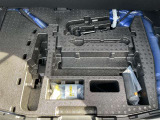 パンク修理剤とエアーコンプレッサーと車載工具も完備!!