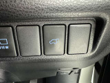 電動式バックドアです。 荷物を持ったままでもボタン一つで自動的に開け閉めできるので便利ですよ。 挟み込み防止機能も付いていますのでお子様の手や荷物を挟み込むのを防いでくれますよ。