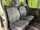 後部座席も気になるようなキズ・汚れやへたり等、大きなダメージはなく、良好な状態です。