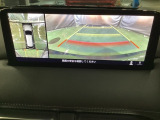 狭い場所での駐車やすれ違いなどでより的確な運転操作に役立つ360&deg;ビューモニターが装備されています。