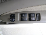 運転席には、ドアミラーの調整や全ウィンドーの開閉をまとめて操作できるスイッチを配置。手元で扱いやすく、日常の運転をスムーズに行えます。