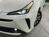 【LEDヘッドライト】悪天候や夜間走行時も良好な視界を確保し安心して運転できる高輝度LEDヘッドライトを装備!点灯速度が早く、消費電力も抑えられています。