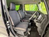 運転席まわりには十分なスペースがあり、大柄な方でもゆったり運転していただける環境です。