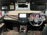 両席のサンバイザーにはバニティーミラーも付いています。身だしなみチェックには欠かせません。