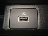純正オプション品のUSBポートが装備されていますので、お手持ちのスマートフォンやタブレットの充電が可能です♪