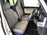 運転席の座面高さを調整できるシートリフターが付いています。フロントシートはベンチシートを採用で、座面も広く使い勝手もいいですよ♪
