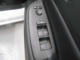 運転席ドアには、電動格納式リモコンドアミラーや、パワーウインドウマスタースイッチがあります。