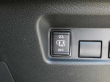 キック動作で操作可能なオートスライドドアスイッチです。両手が荷物でふさがっていても、インテリジェントキーをバッグやポケットに入れたまま、リアドアの下に足先を入れて引くだけで、ドアが自動で開閉します。
