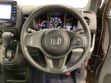ハンドルにHondaセンシング系のクルーズコントロールやレーンキープアシストなどのスイッチと、オーディオの操作スイッチが装備されています。ハンドルから手を離さず安全に操作できます。