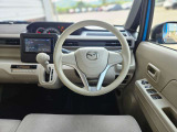 【運転席インテリアデザイン】左右対称のインテリアデザインでドライバーを包み込み運転に集中できるように設計されています。