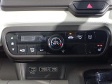 運転席からも手が届きやすく、操作しやすい空調コントロールパネル。オートエアコンなので操作の煩わしさが無くオールシーズン快適にドライブできます。快適空間で運転に集中できますね。