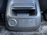 USBのポートは運転席コンソールにあります