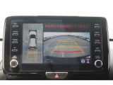 パノラミックビューモニター付きです。車両を上から見たような映像をディスプレイオーディオ画面に表示。運転席からの目視だけでは見にくい、車両周辺の状況をリアルタイムでしっかり確認できます。