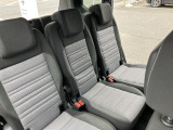 長時間運転でも疲れにくい設計の高品質シートを採用。姿勢が自然に決まり、街乗りから高速道路まで快適なドライブをサポートします。