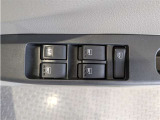 パワーウィンドウのスイッチですよ。 運転席に居ながら窓を開け閉めのコントロールできますよ。 ロック機能で、子供がイタズラして窓を開けるという事も無くなりますよ。