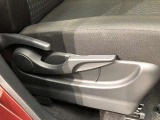 運転席シート座面は上下アジャスター付きです。お好みの位置に調整可能です。