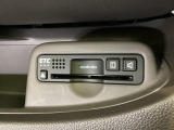 ETCがついています。高速道路の料金所の通過も楽々です。 カードの取り出しもしやすい場所についています。