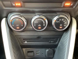 運転席・助手席の3段階シートヒーターとダイヤル式フルオートエアコンを装備。CD/DVDやUSB端子などメディア機能も揃い、どのような季節でも快適にドライブを楽しめる充実の装備です。