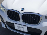 左右のキドニー・グリルの中心にはBMWのエンブレムが鎮座し、個性を放つデザイン性を兼ね備えました。