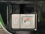 指先だけで簡単に操作が可能な電動パーキングブレーキを採用。「HOLD」スイッチを押すと、渋滞や信号待ちなどでブレーキペダルから足を離しても、ブレーキを保持するので安心です