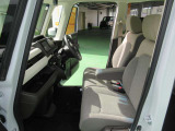 ラブラブ!!(照)運転席・助手席の行き来もしやすく、駐車時に役立ちます!また、開放感もいいですね。一度体感されるとクセになりますよ!