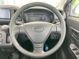 インテリアに合わせたデザインのステアリングは、運転される方のことも考え、運転しやすい形状、大きさです。是非一度、実際に触ってお確かめください。