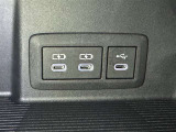 充電用USB端子付き。スマートフォンなどの充電に便利です。