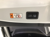 バックドアの開閉ボタンです。