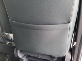 【シートバックポケット】すぐ手に取りたいアイテムをスマートにしまっておけます。限られた空間を有効に活用でき、長距離のドライブでも車内を清潔感のある落ち着いた状態に保ってくれる実用的な機能です。