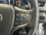 前方の車との車間を設定し、スピードを上げたり緩めたりを自動で行ってくれる追尾式の「レーダークルーズ」。上級装備の一つです!高級車にしかつかない嬉しい機能です。