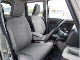 【清潔感のある運転席&助手席】隅々までクリーニングの行き届いた運転席&助手席。目立ったシミや汚れ等もございません。