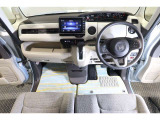 ドライバーを包み込むように、ディスプレーやスイッチ、コンソールを配置。座った瞬間から運転への期待が!空間そのものの心地よさにこだわっています。