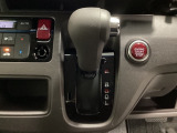 CVT車のセレクトレバーです。低速から高速まで、変速ショックのないスムーズな走りを実現するとともに、エンジン効率のよい領域を維持することで燃費にも貢献します。
