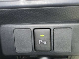 コーナーセンサーを車の前後に装備。障害物までの距離に応じて警告音を変えてお知らせ。縦列駐車時や駐車場・車庫などでの取り回しをサポートします。詳細は販売店スタッフまでおたずねください。