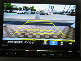 ギヤをRに入れるとナビの画面に後ろの映像が映るリヤカメラ付!後退時の安全確認やコンディションの悪い視界でもカラーバックモニターがドライバーをサポート☆☆☆