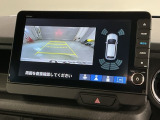リバースギアに入れるだけで後方の表示へ切り替わります。夜間や雨の日の駐車も楽になりますよ。