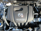 「SKYACTIV-G(ガソリン)」は、規格外の高圧縮を実現し、世界のエンジン技術者に驚きを与えました。さらに、それを維持したままノッキングの発生を抑え、熱効率を向上、走りにも寄与したエンジンです。