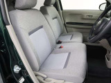 【ベンチシート】タイプのフロントシートになります。ゆったりお座りいただけ楽な姿勢で運転頂けます。