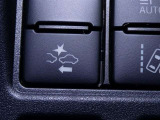 【PCS(プリクラッシュセーフティーシステム】・・・進路上の車両を前方センサーで検出し、衝突の可能性が高いと判断したときに、警報やブレーキ力制御により運転者の衝突回避操作を補助します。