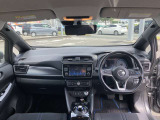 すっきりした運転席周りにはナビやエアコンの操作パネルを設置しておりますので、お一人での運転でもご安心できます。