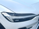 【LEDヘッドライト】明るく眩しいハイビームを先行車や対向車に照射しないオートハイビームを備えたLEDヘッドライト。北欧神話に登場するトールハンマーをモチーフにした、一目でボルボとわかるデザイン。