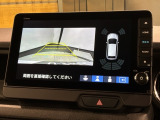 リバースギアに入れるだけで後方の表示へ切り替わります。夜間や雨の日の駐車も楽になりますよ。