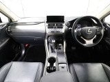 上質で落ち着いた印象のインパネ。視界も広々で運転しやすいです。