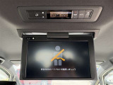 お子様も大喜びの装備です♪天井後席モニターです!後席にすわりたくなりますね!